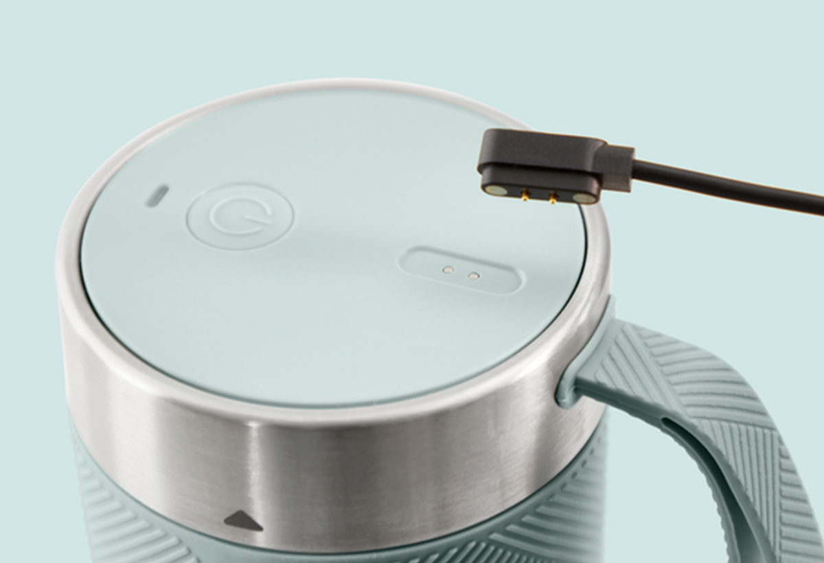 Απεικονίζεται το μπλέντερ να φορτίζει.